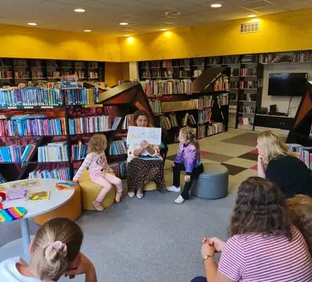 Kropka, która dodaje odwagi – rodzinne spotkanie w jarosławskiej bibliotece