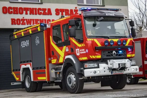 Roźwienica: plama substancji ropopochodnej na drodze wojewódzkiej 880