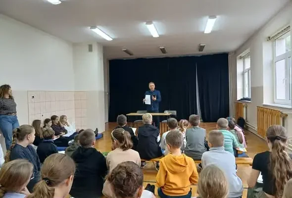 Zbigniew Masternak spotkał się z dziećmi w Szkole Podstawowej w Jankowicach