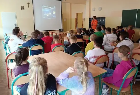 Uczniowie z klas 3–6 spotkali się z pracownikami MPWiK, by uczyć się o segregacji odpadów