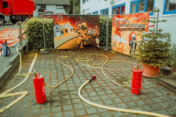 MDP Pruchnik 1 edukuje mieszkańców: plakaty o bezpieczeństwie na ogrodzeniu remizy