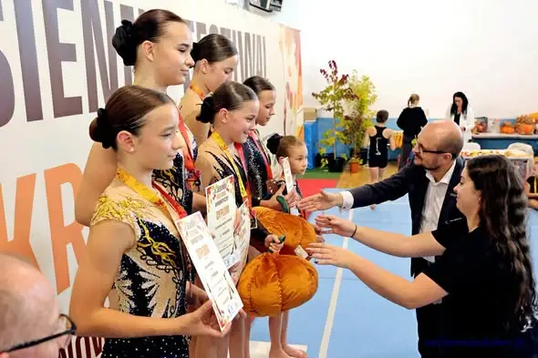 Sukcesy zawodniczek Klubu Akrobatyki Sportowej z Rzeszowa na II Jesiennym Turnieju w Nowej Wsi