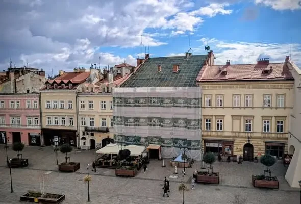 Remont zabytkowej kamienicy przy Rynku 6 w Jarosławiu – nowa więźba dachowa i instalacja odgromowa