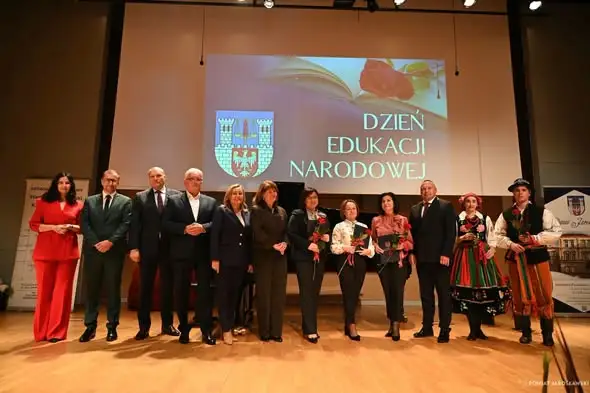 Jarosław: nauczyciele ZSBiO nagrodzeni przez starostę. Brązowy medal dla Macieja Mazurczaka