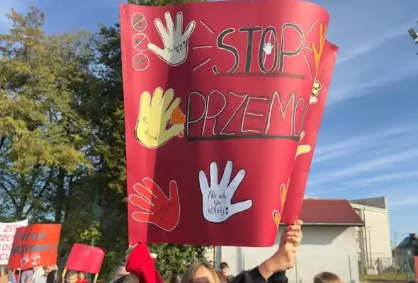 Marsz „Dzieciństwo bez Przemocy” w Szówsku — uczniowie i GOPS razem przeciw krzywdzeniu dzieci