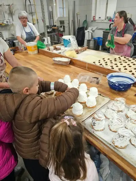 Uczniowie z Cząstkowic odwiedzili piekarnię Bamal – lekcja o chlebie