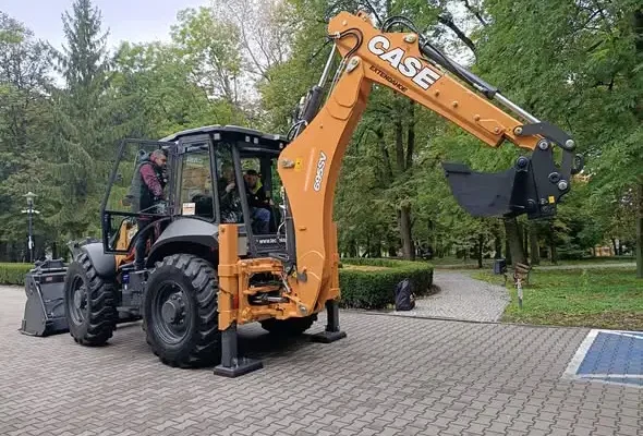 Roźwienica kupiła koparko-ładowarkę. Sprzęt wzmocni obronę cywilną gminy