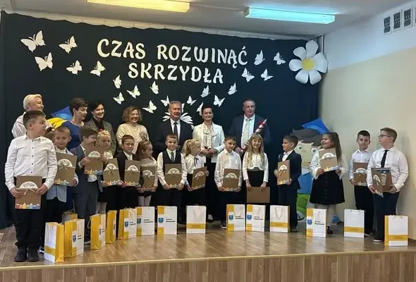 Pierwszoklasiści z Pawłosiowa złożyli ślubowanie i zostali pasowani na uczniów