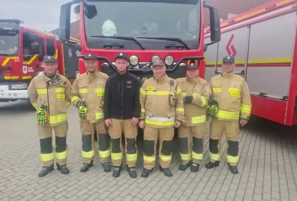 Strażacy ochotnicy z Laszek ćwiczyli dostarczanie wody na duże odległości