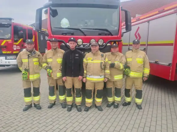 Strażacy ochotnicy z Laszek ćwiczyli dostarczanie wody na duże odległości