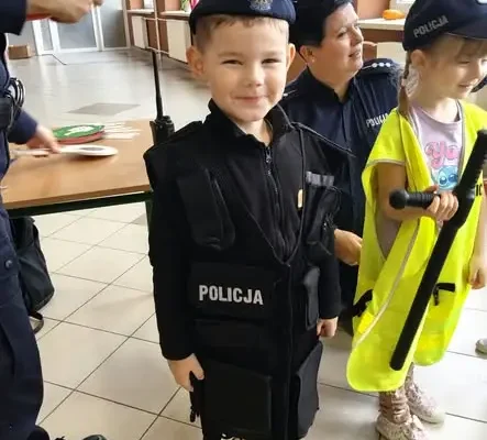 Przedszkolaki spotkały się z policjantami – lekcja bezpieczeństwa w praktyce