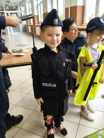 Przedszkolaki spotkały się z policjantami – lekcja bezpieczeństwa w praktyce