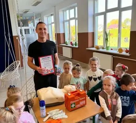 Przedszkolaki uczyły się pierwszej pomocy od ratownika medycznego